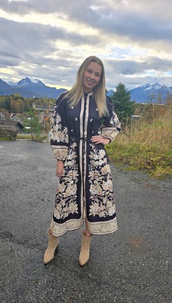 ZARINA DRESS – BLACK FLORAL 
