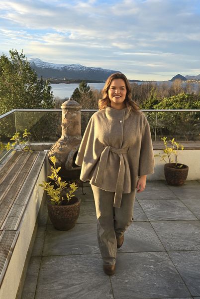 NO&Euml;LLE EDITION CAPE – mocha taupe 