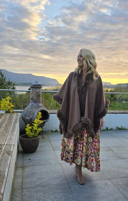 Hovedbilde Poncho med fuskepels - brun - CA 1  SEPTEMBER ...