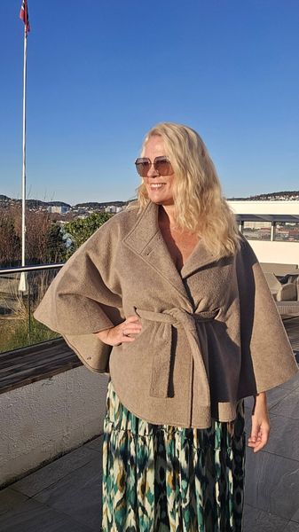 NO&Euml;LLE EDITION CAPE – mocha taupe 