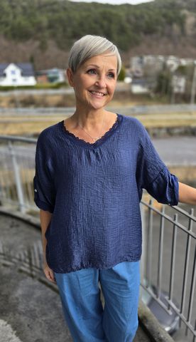 Hovedbilde BELLAGIO BLOUSE (EZM26195) – NAVY BLUE