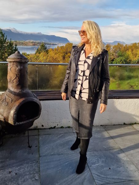 SHOP THE LOOK - Bluse & denim skj&oslash;rt