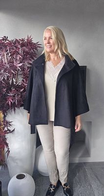 Hovedbilde NO&Euml;LLE EDITION CAPE – black 