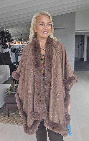 Hovedbilde Poncho med fuskepels - brun - CA 1  SEPTEMBER ...
