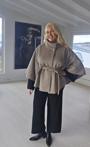 NO&Euml;LLE EDITION CAPE – mocha taupe 