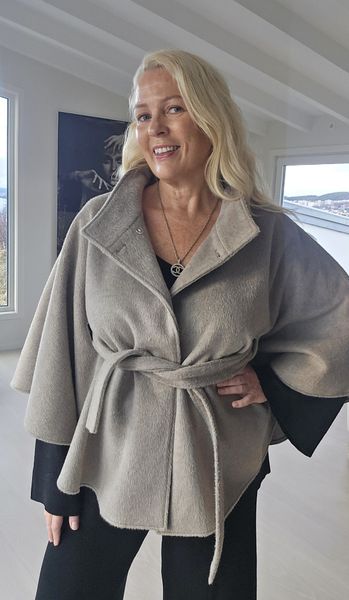 NO&Euml;LLE EDITION CAPE – mocha taupe 