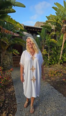 Hovedbilde THALASSA KAFTAN - SHORT – white & gold 
